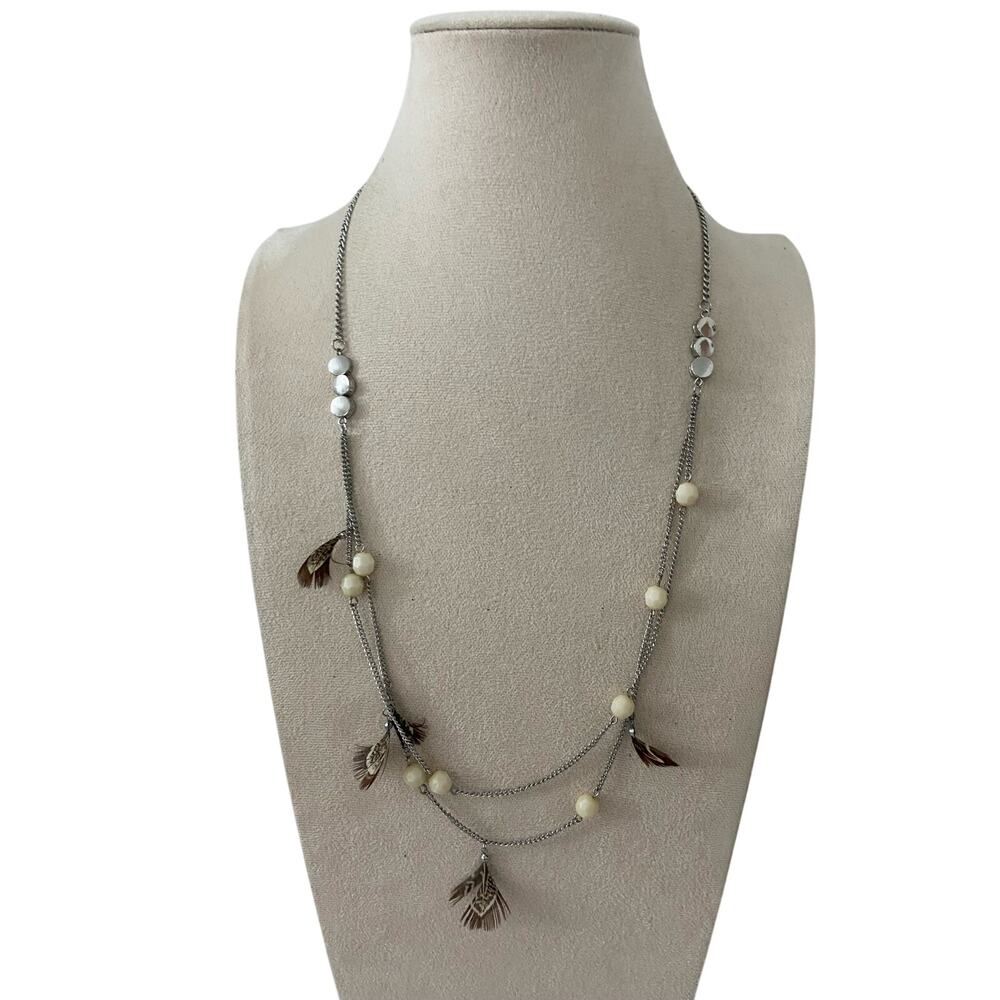 Long chain necklace with feathers